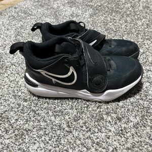 Nike Boys Team Hustle D 11 DV8994-002 Black Gold Shoes Sneakers Size 3Y Youth